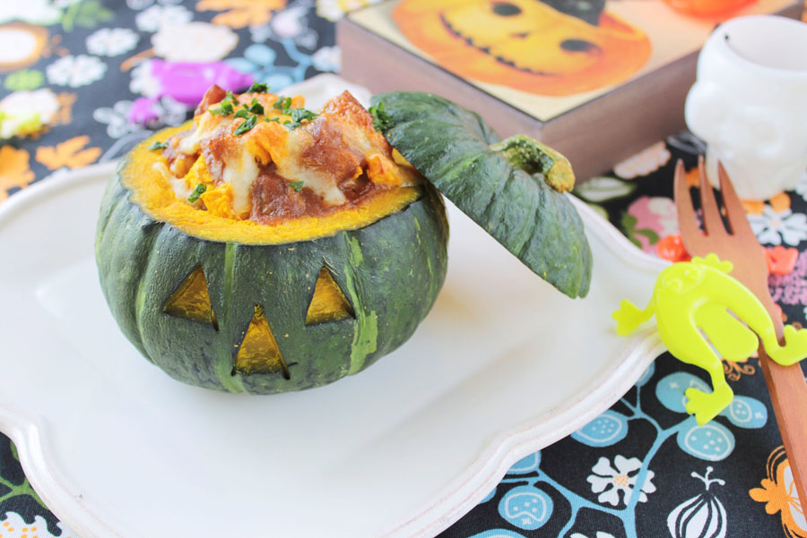 ハロウィンレシピ かぼちゃの器のクリーミーカレードリア レトルトカレーのレシピ ボンカレー公式サイト