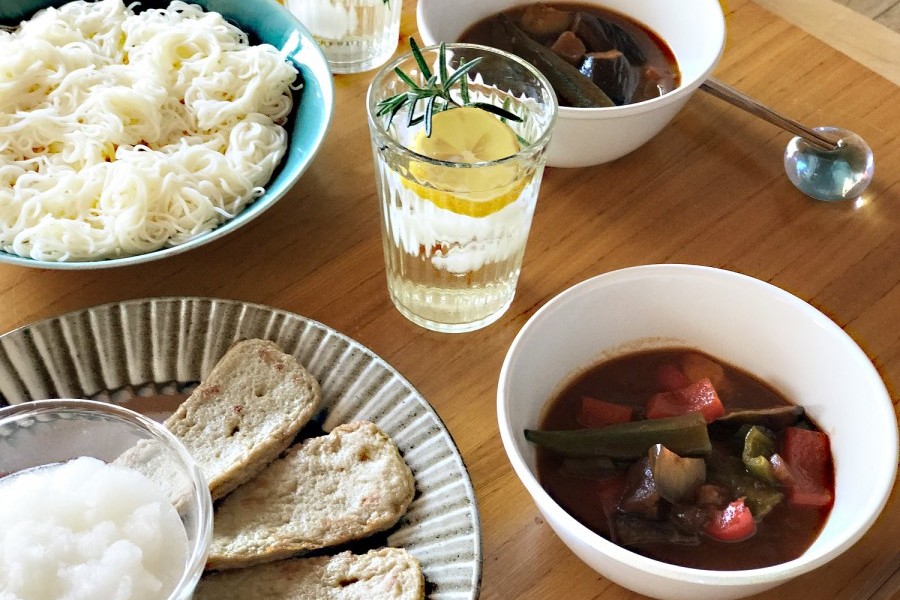 夏はやっぱりスパイシー 野菜を食べるカレーつけ麺 レトルトカレーのレシピ ボンカレー公式サイト