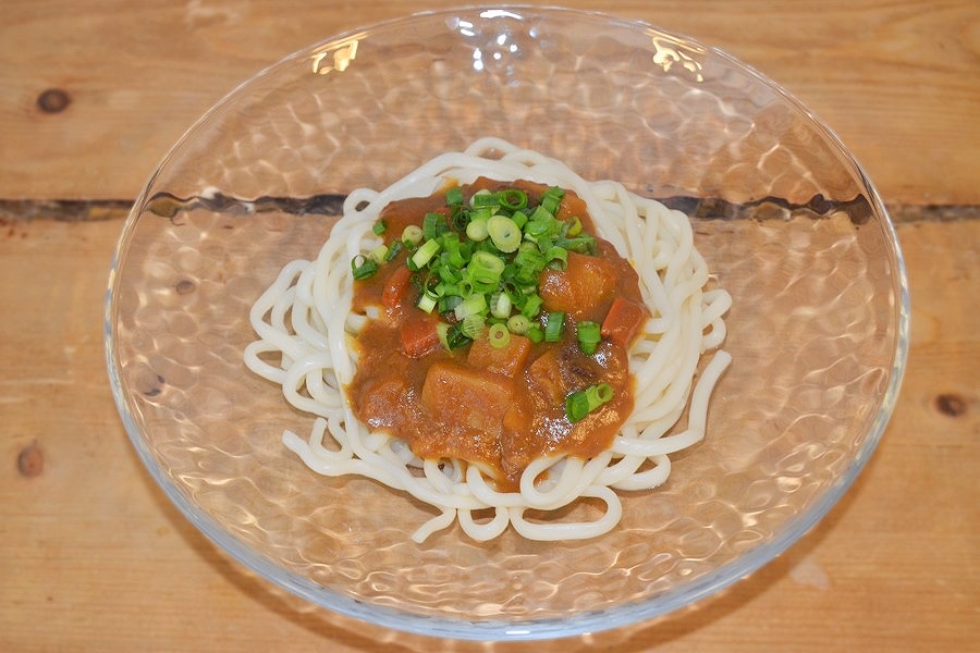 限界レシピ1 もう限界 そんなときの 渾身のぶっかけカレーうどん レトルトカレーのレシピ ボンカレー公式サイト